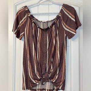 Cute very light stripped spring size sm top.Popping colors with the cute knot